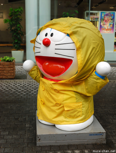 Doraemon statue in front of the Bandai building in Asakusa