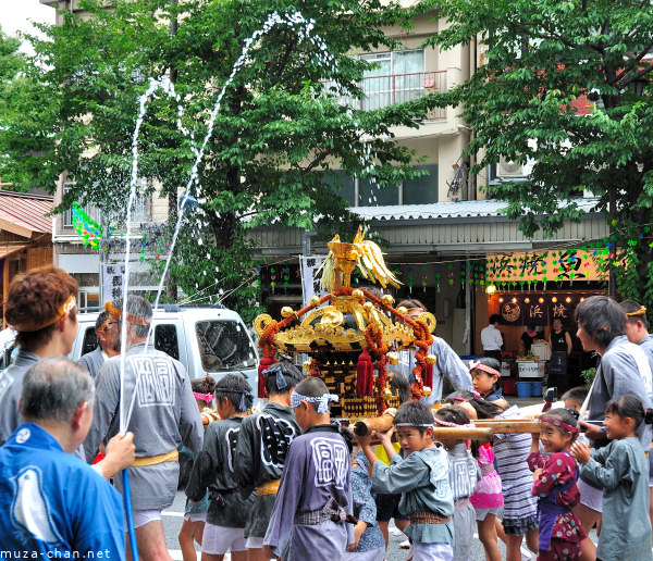 Fukagawa Hachiman 'water-throwing' Festival
