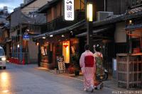 Kyoto contrasts, Gion geishas and... cars