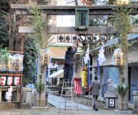 Japanese traditions - changing the old Shimenawa