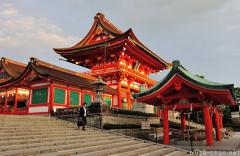 Japanese traditional architecture, Vermilion gates at Fushimi Inari