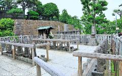 47 Ronin Day - Burning incence at the 47 ronin graves