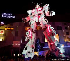 Life-size Unicorn Gundam by night