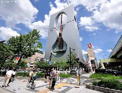 Japanese architecture, the first building-mounted free-fall ride