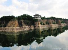Japanese castle zigzag walls