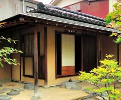 Japanese tea houses, the mistery of the rope tied stones
