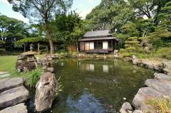 Tensha-en garden pond with stones