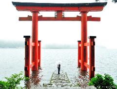 Simply beautiful Japanese scenes, floating Torii from Lake Ashi