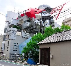 Tokyo Architecture, the Giant Robot illusion
