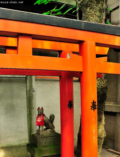 Kitsune statue at Gojo Shrine in Ueno