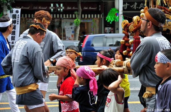 Fukagawa Hachiman 'water-throwing' Festival