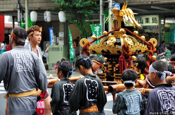 Fukagawa Hachiman 'water-throwing' Festival