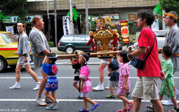 Fukagawa Hachiman 'water-throwing' Festival