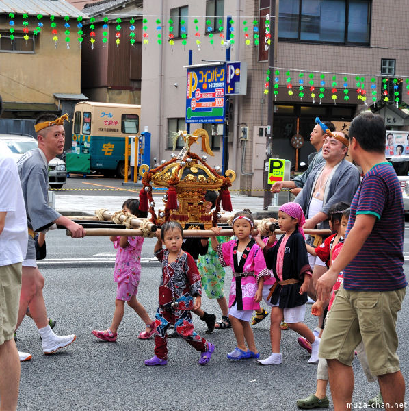 Fukagawa Hachiman 'water-throwing' Festival