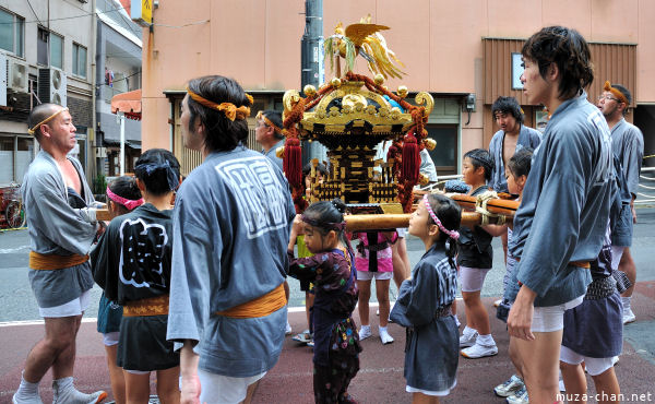 Fukagawa Hachiman 'water-throwing' Festival