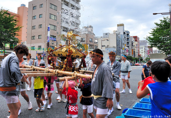 Fukagawa Hachiman 'water-throwing' Festival