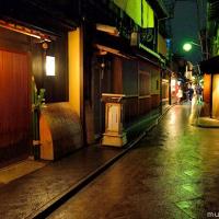 Simply beautiful Japanese scenes, rainy nigh in Ponto-cho, Kyoto