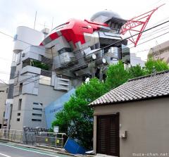 Tokyo Architecture, the Giant Robot illusion