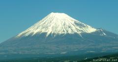 Simply beautiful Japanese scenes, the fascinating cone of Mount Fuji