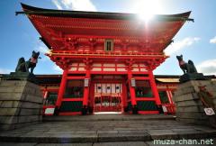 Kyoto Fushimi Inari main gate in contre-jour