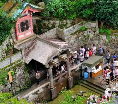 Japanese traditions, Kyoto Otowa waterfall