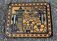 Matsue artistic manhole cover with the Shirakata Park giant stone lantern