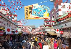 Japanese crowd on Nakamise-dori