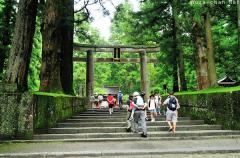 The flexible, earthquake resistant stone gate of Toshogu, Nikko