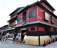 Kyoto bengara red-ocher walls