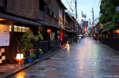Simply beautiful Japanese scenes, Rainy night in Gion, Kyoto