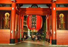 The paper lantern of the Kaminarimon gate