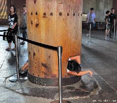 Sightseeing Nara, the Hole in the Pillar