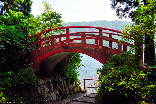 hakone-bridge-lake-ashi.jpg