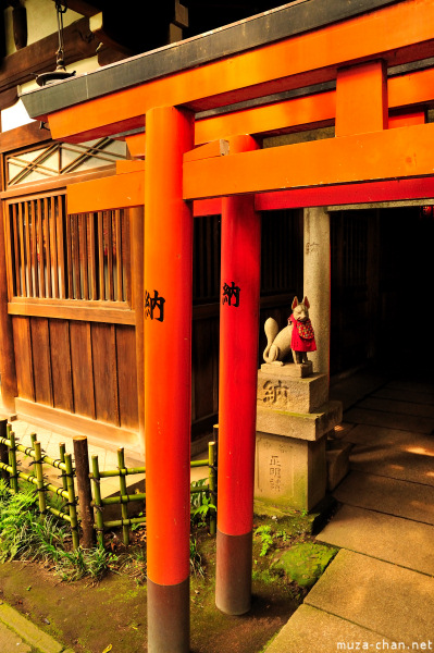 Kitsune statue at Gojo Shrine in Ueno